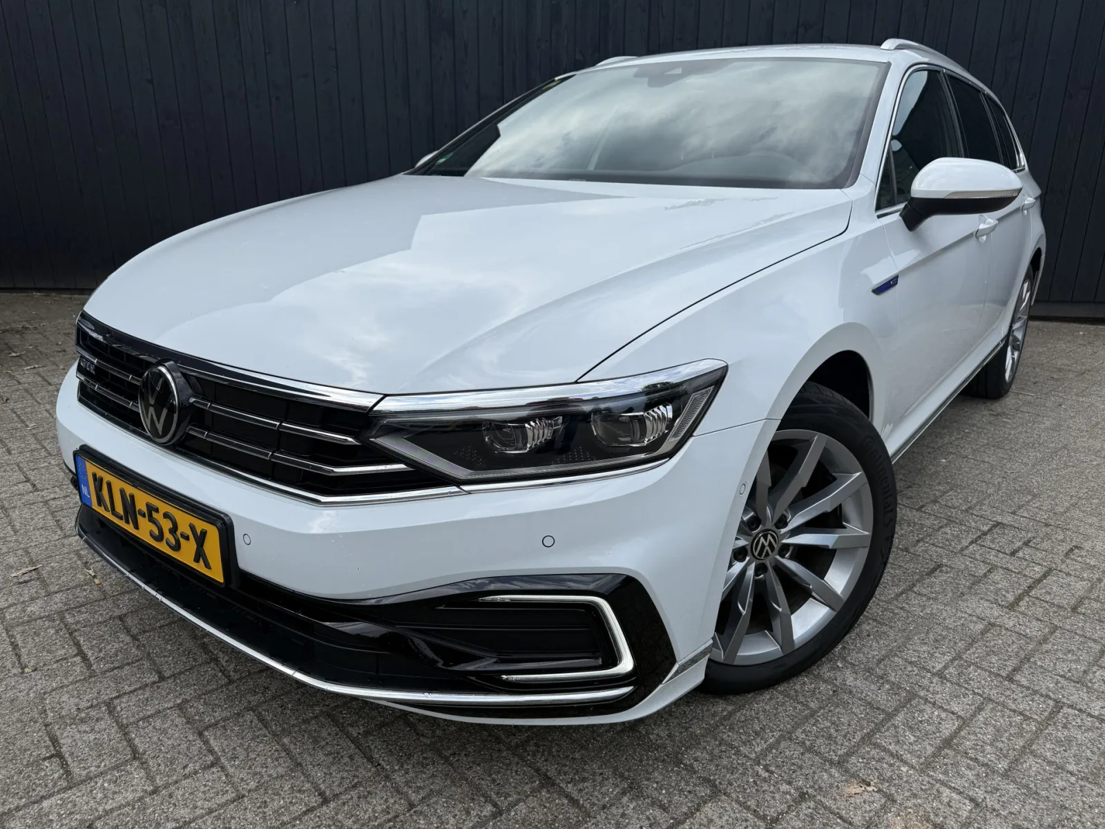 Volkswagen Passat (2023) — foto 1