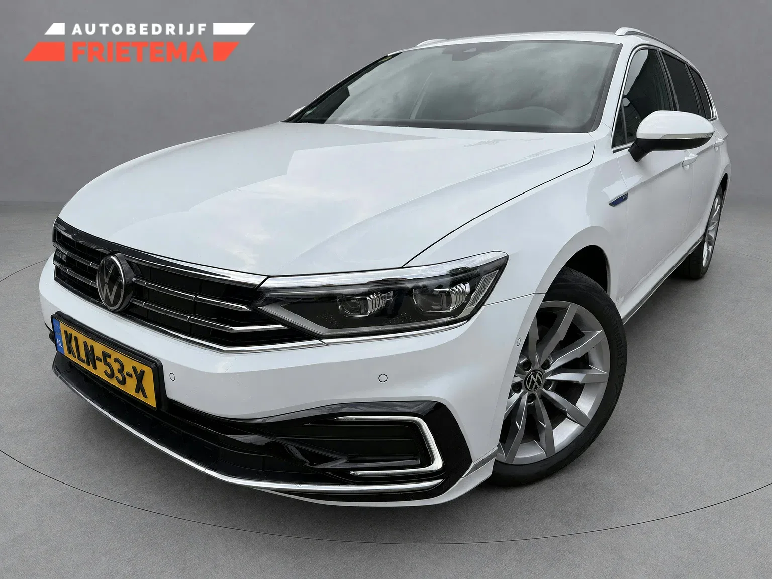Volkswagen Passat (2023) — foto 1