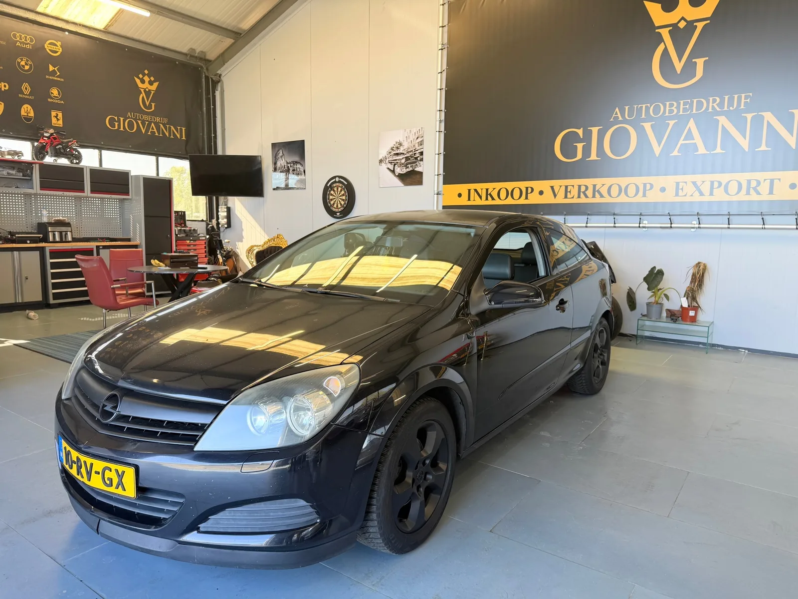 Opel Astra GTC (2005) — foto 1