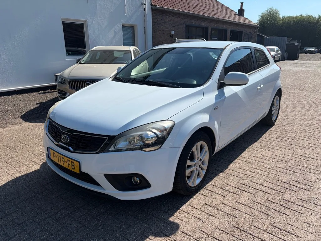 Kia Ceed (2011) — foto 1
