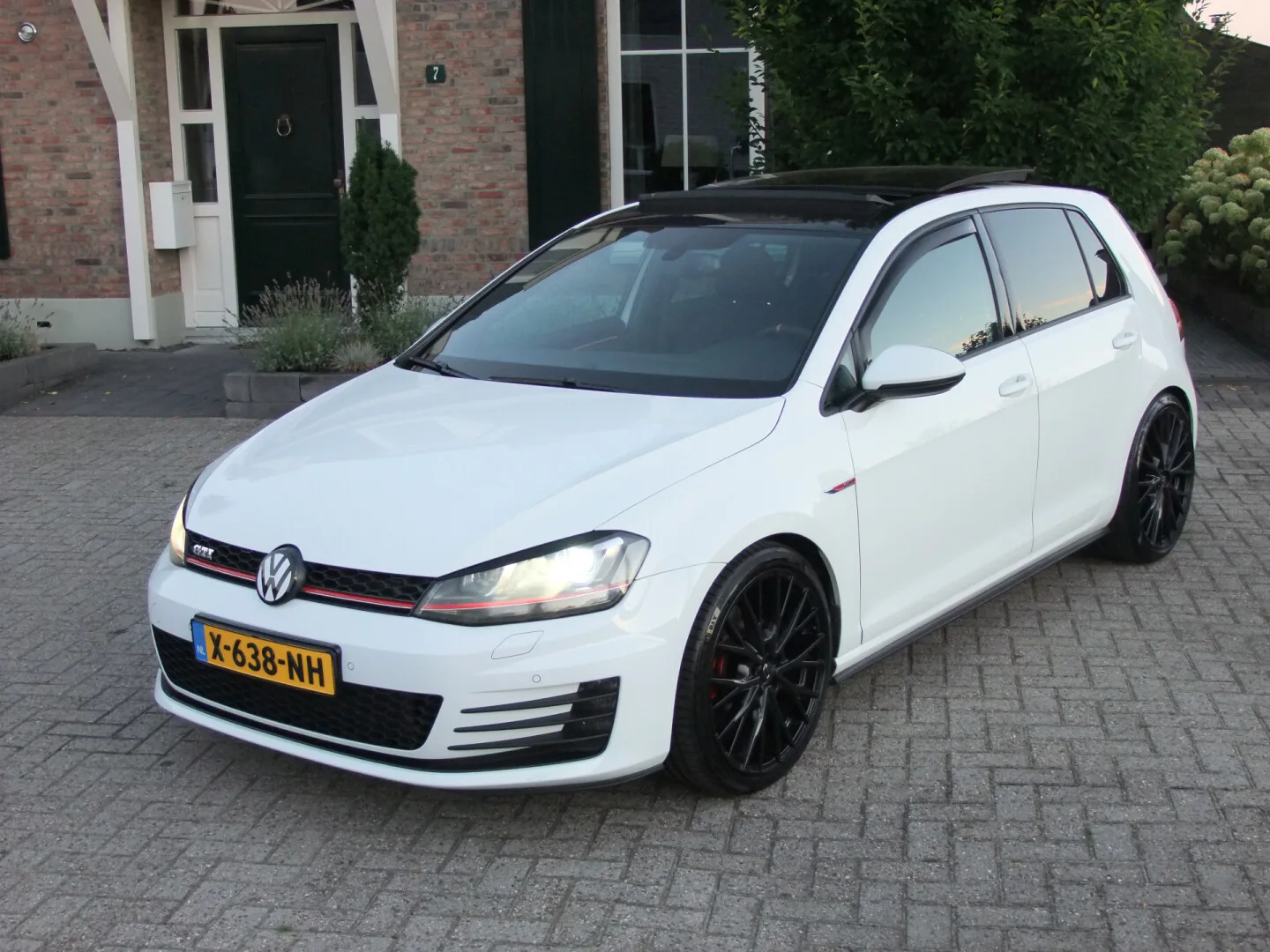 Volkswagen Golf (2024) — foto 1