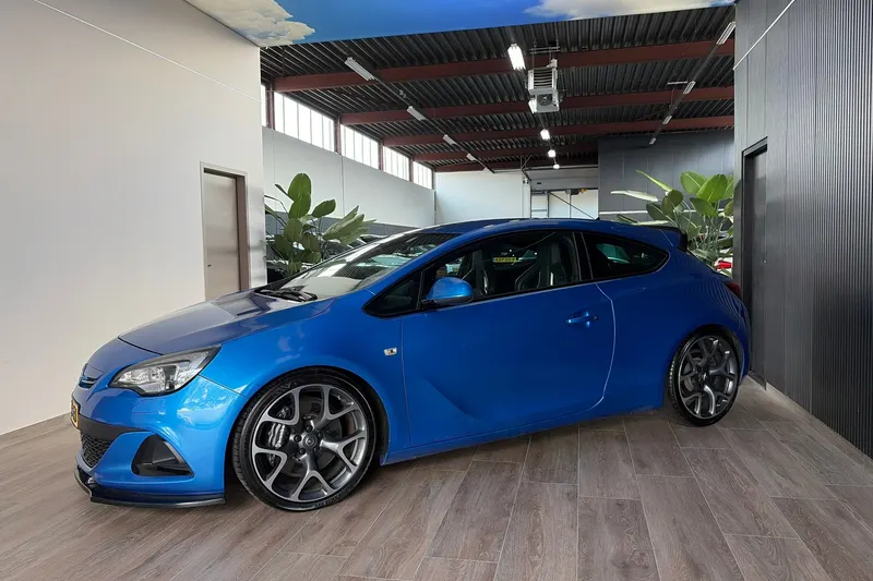 Opel Astra GTC (2013)