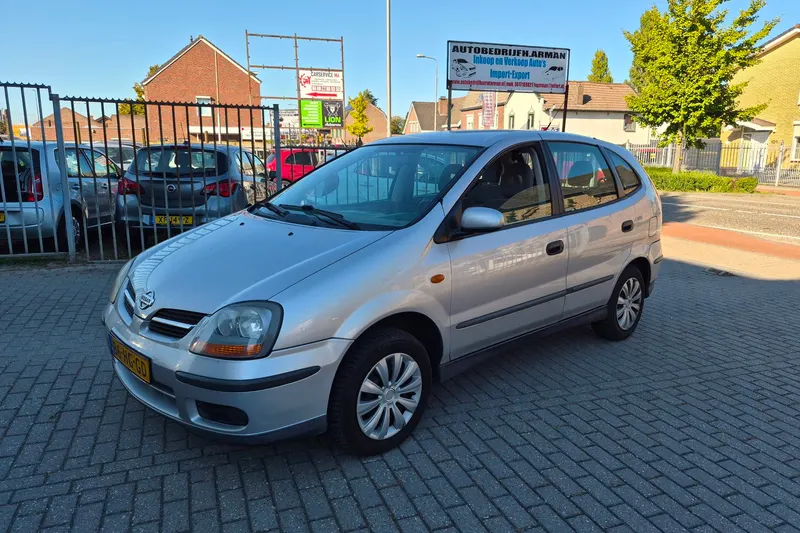Nissan Almera Tino (2001)