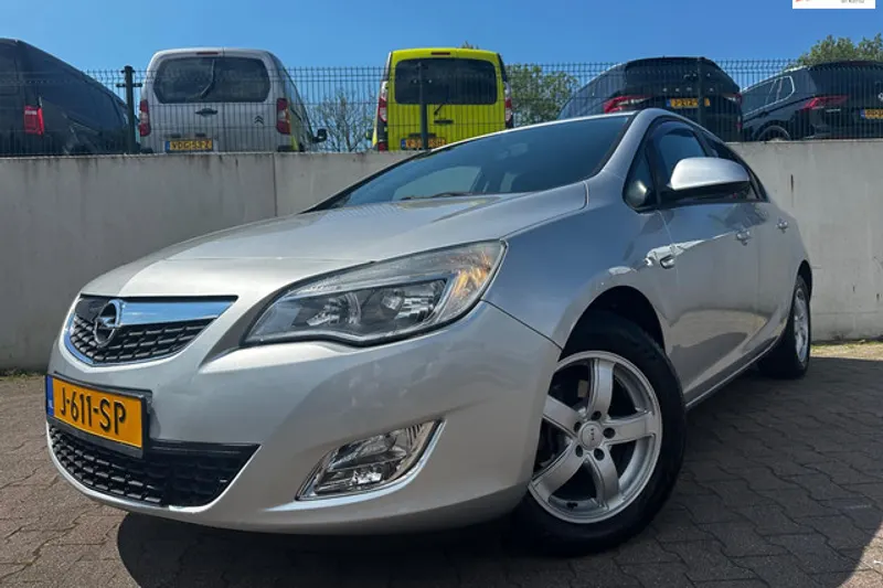 Opel Astra (2011)