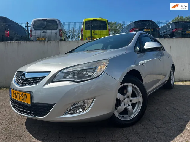 Opel Astra (2011) — foto 1