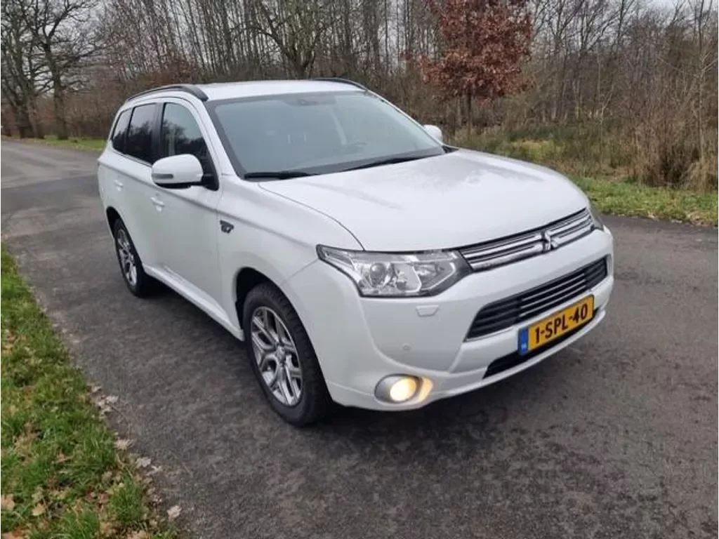 Mitsubishi Outlander (2013) — foto 1