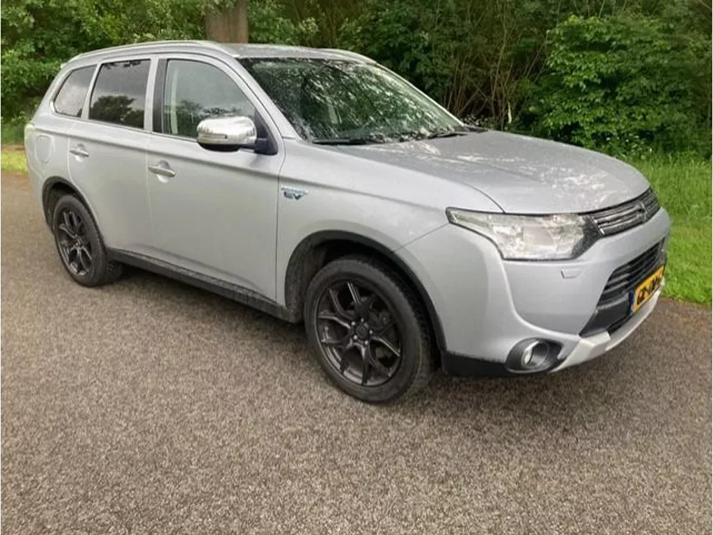 Mitsubishi Outlander (2015) — foto 1