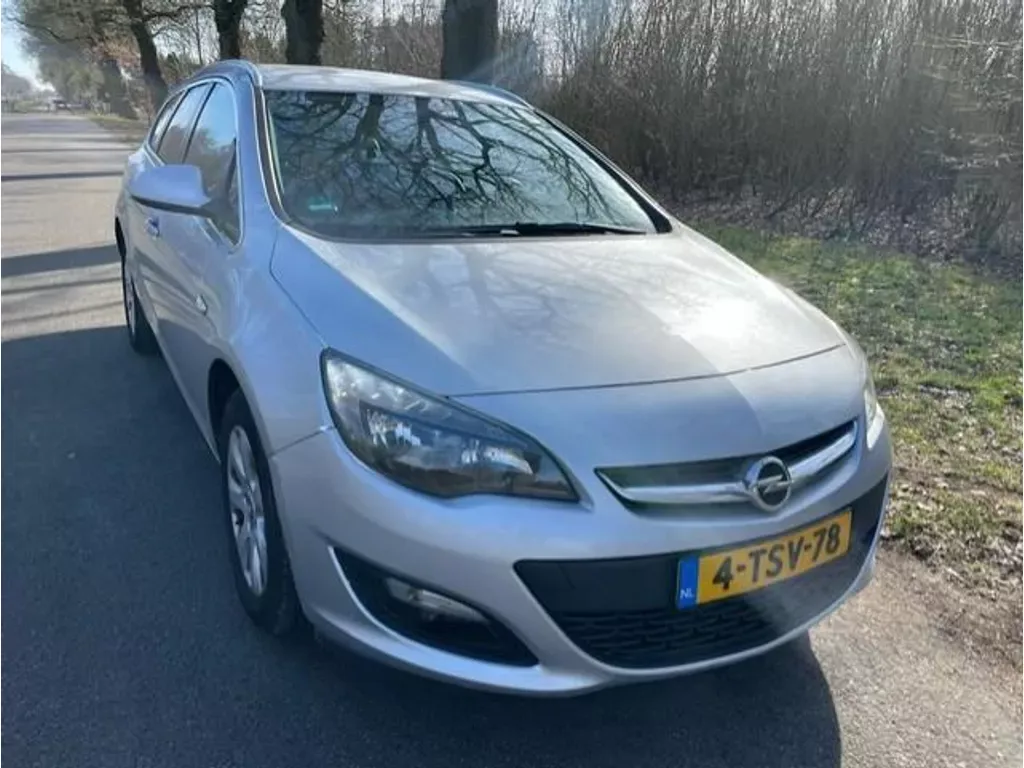 Opel Astra Sports Tourer (2014) — foto 1