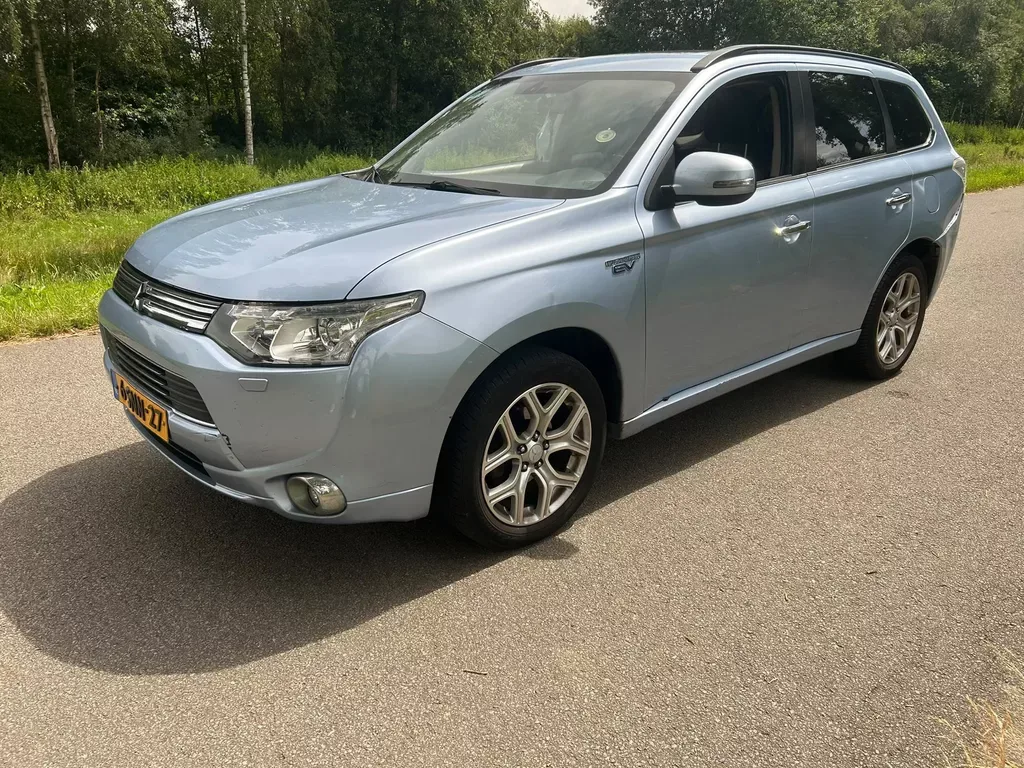 Mitsubishi Outlander (2013) — foto 1