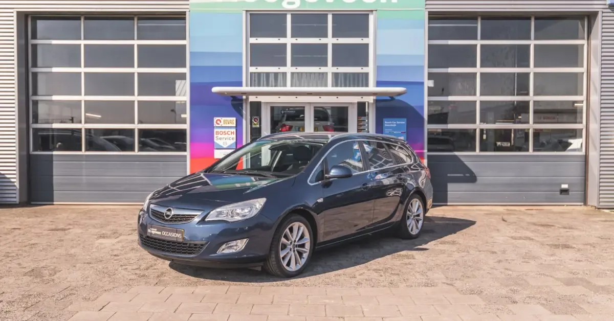 Opel Astra (2011) — foto 1