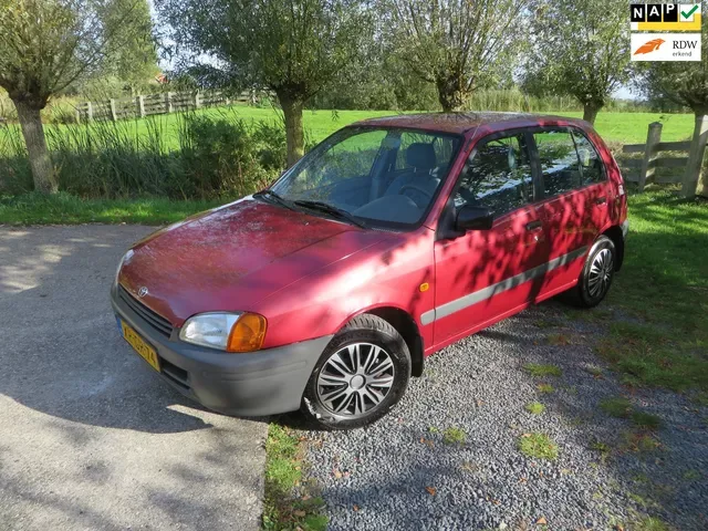 Toyota Starlet (1999) — foto 1