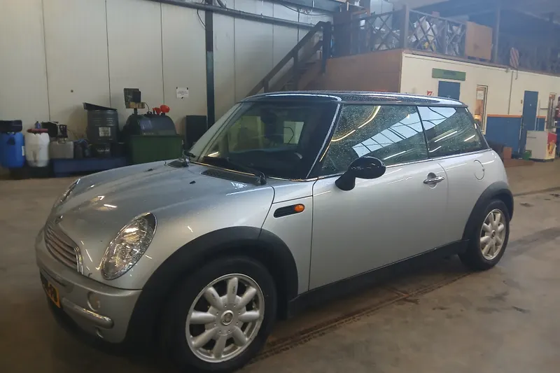 MINI Cooper (2003)