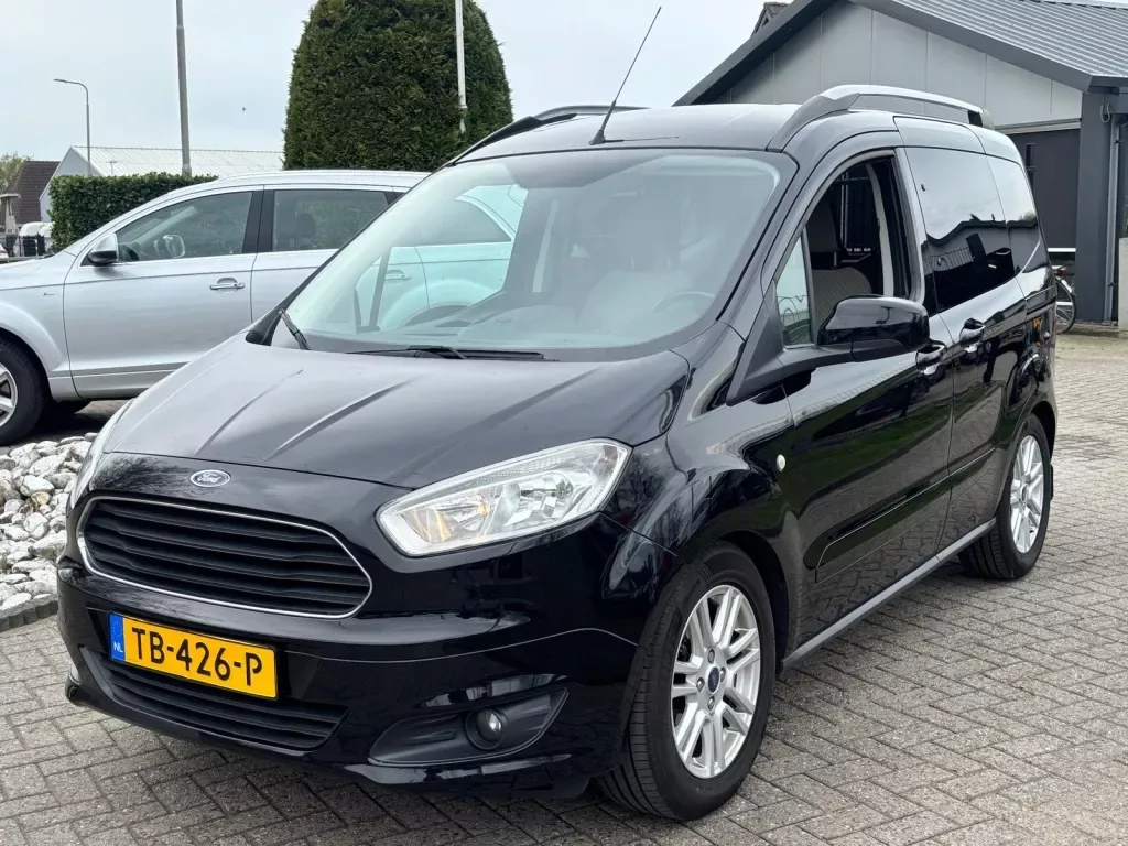 Ford Tourneo Courier (2017) — foto 1