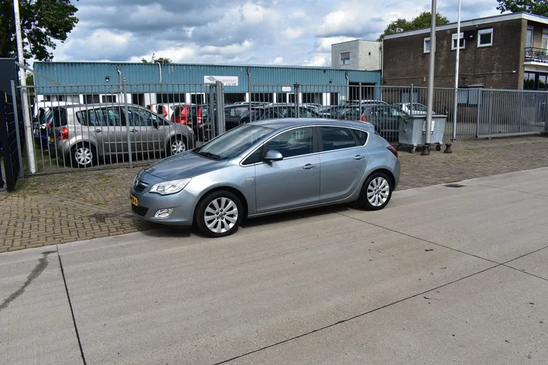 Opel Astra (2011)