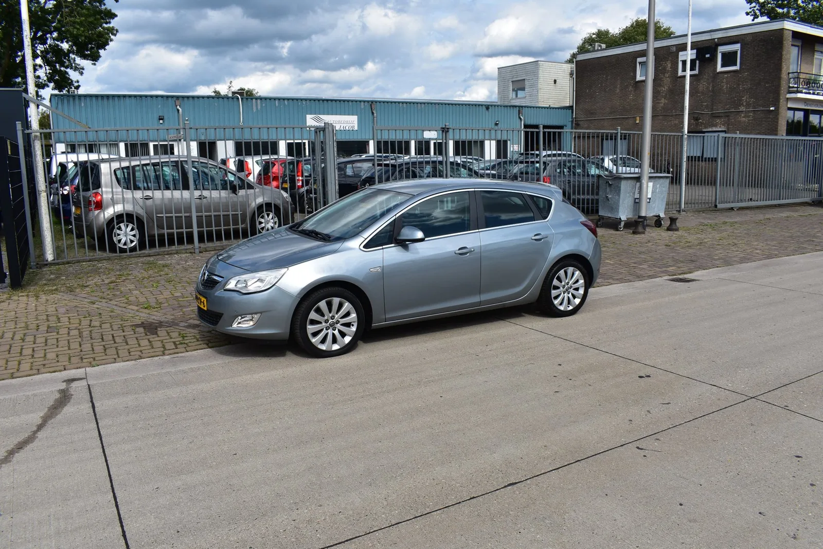 Opel Astra (2011) — foto 1