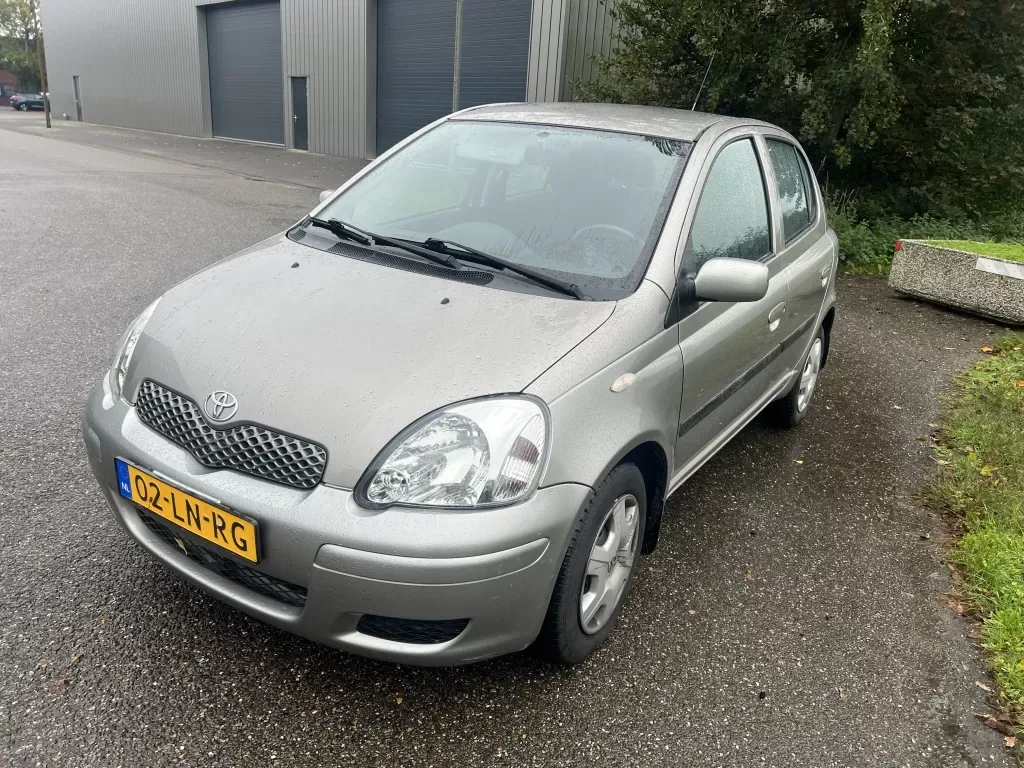 Toyota Yaris (2003) — foto 1