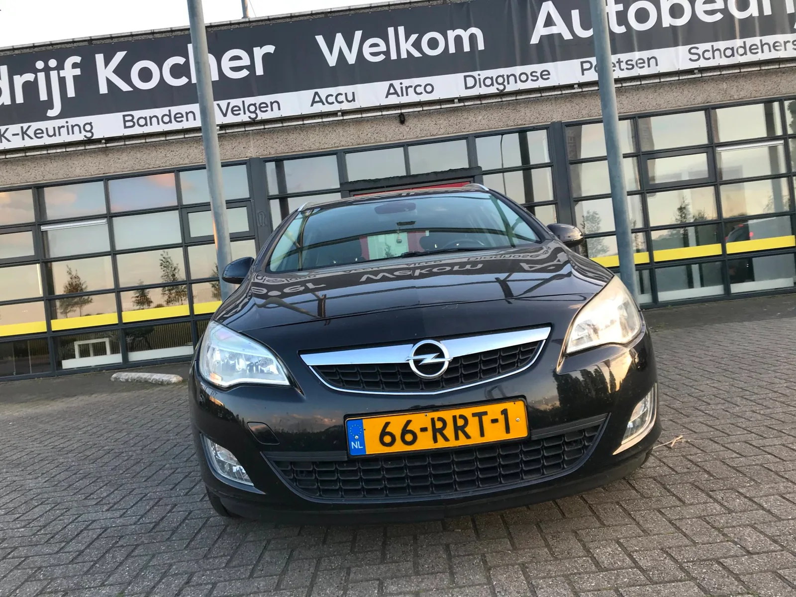 Opel Astra Sports Tourer (2011) — foto 1