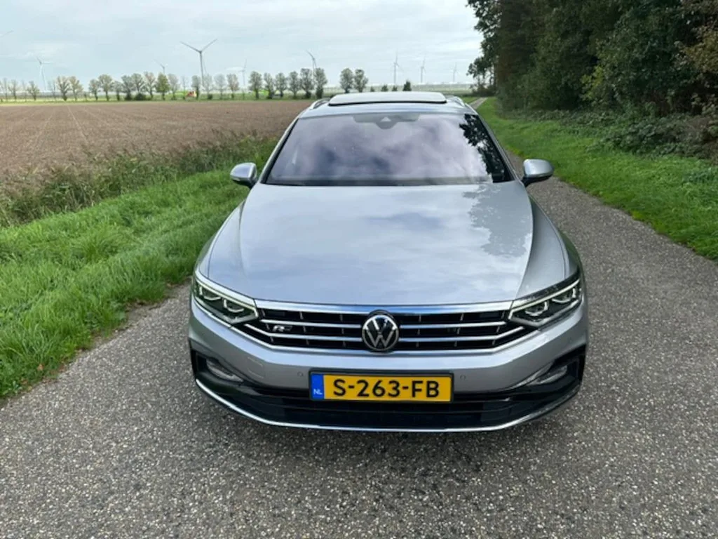 Volkswagen Passat (2023) — foto 1