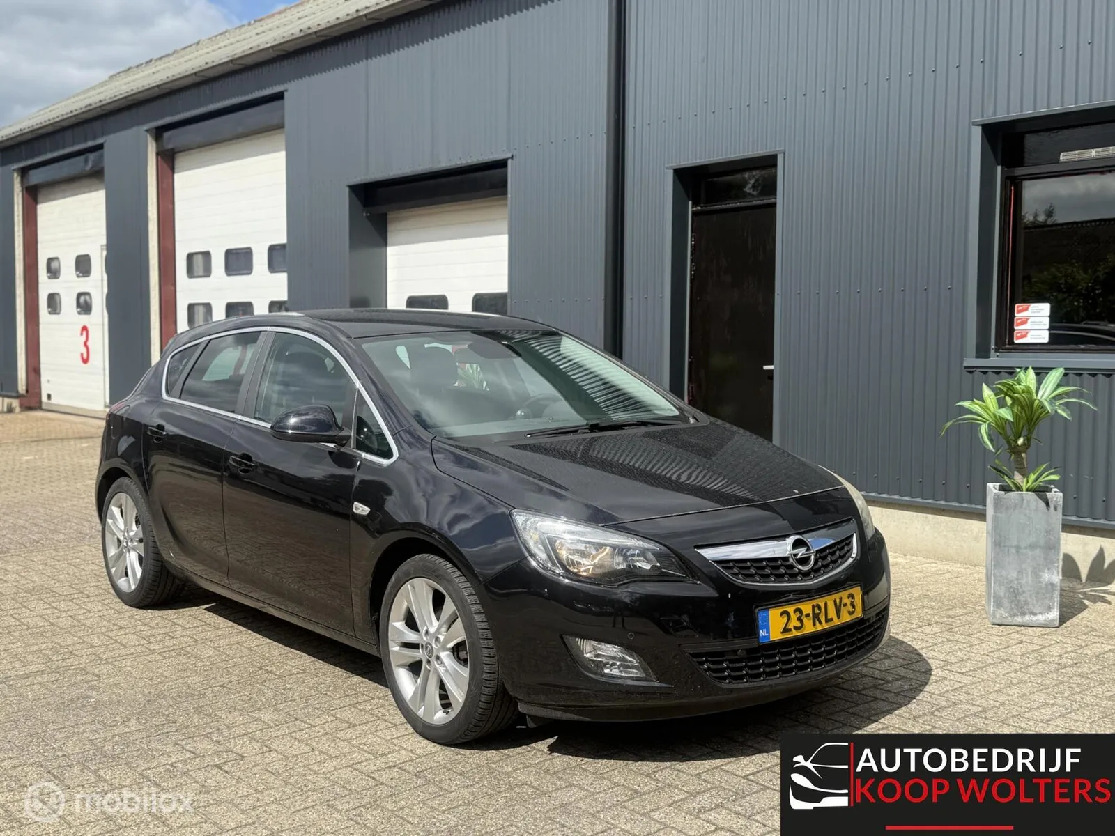 Opel Astra (2011) — foto 1