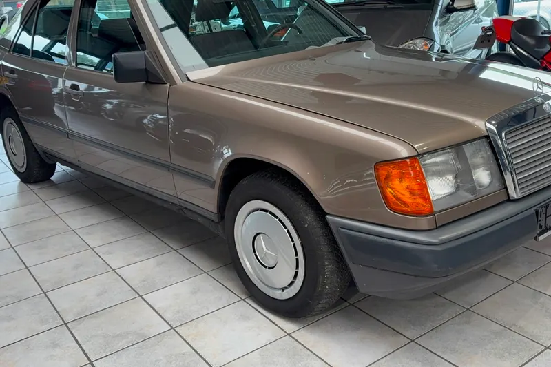 Mercedes-Benz 200-Serie (1987)