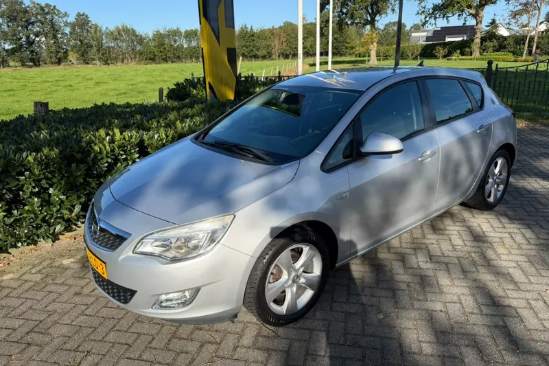 Opel Astra (2011)