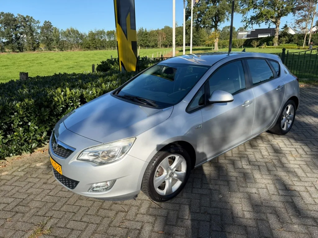 Opel Astra (2011) — foto 1