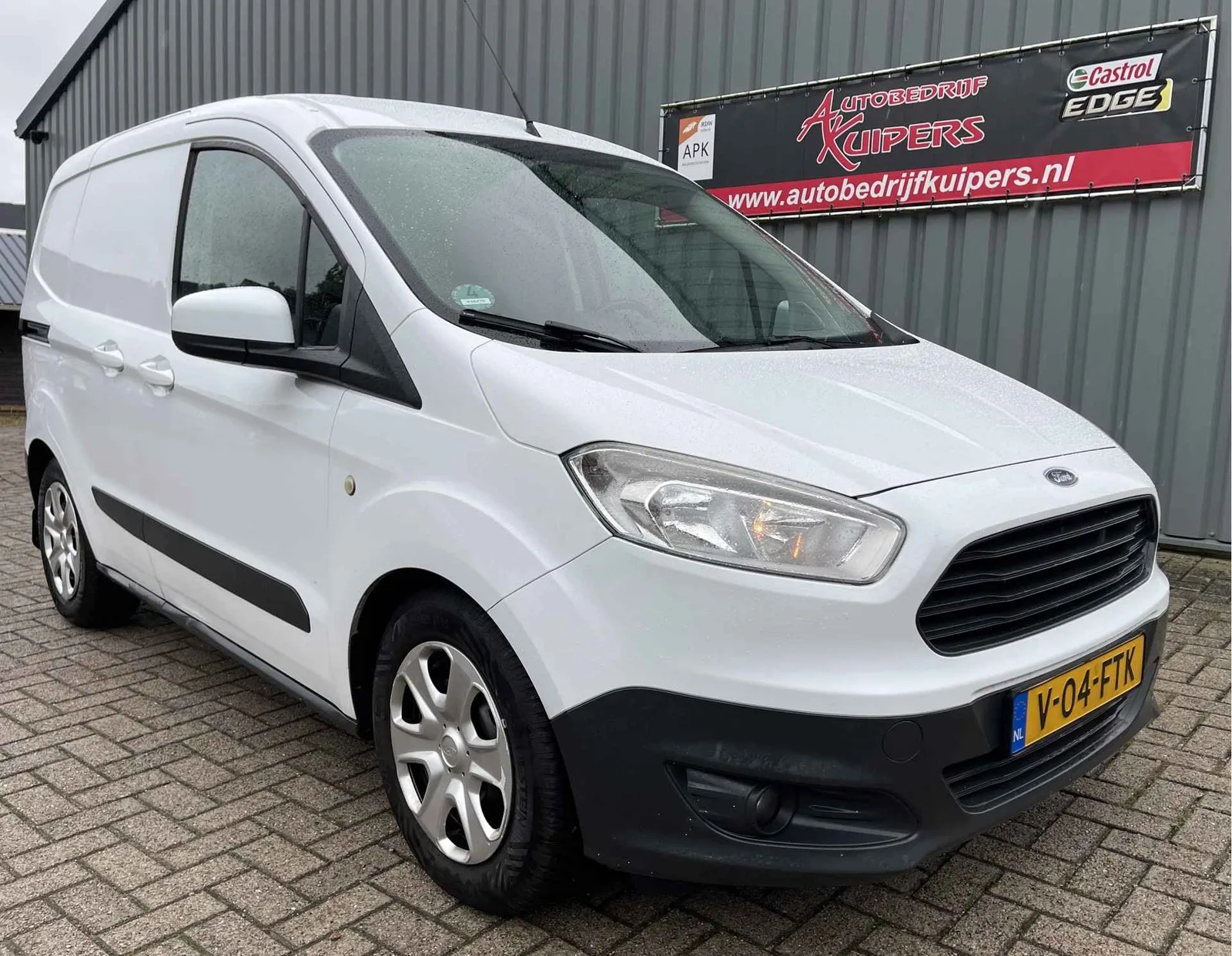 Ford Transit Courier (2016) — foto 1