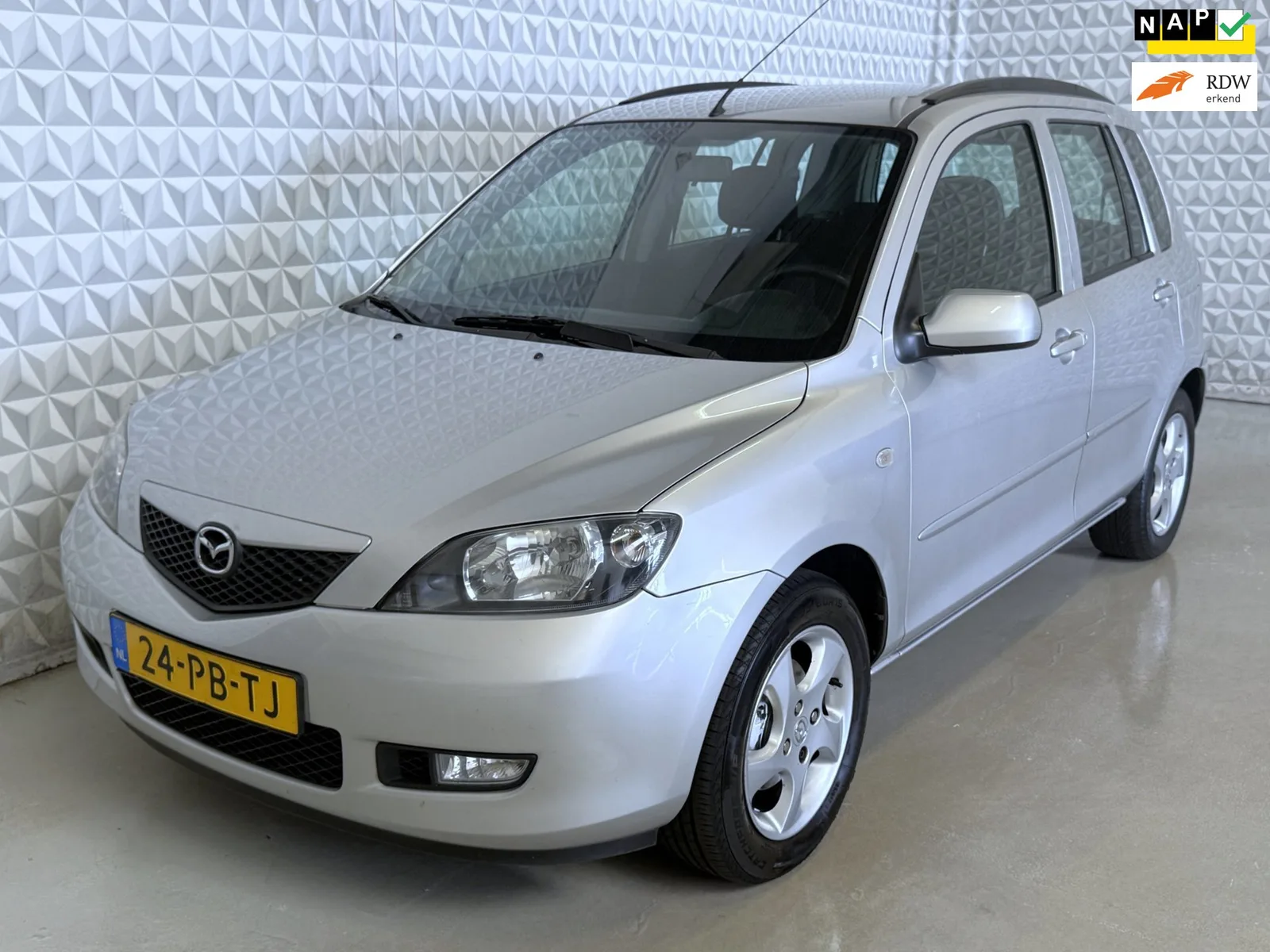 Mazda 2 (2004) — foto 1
