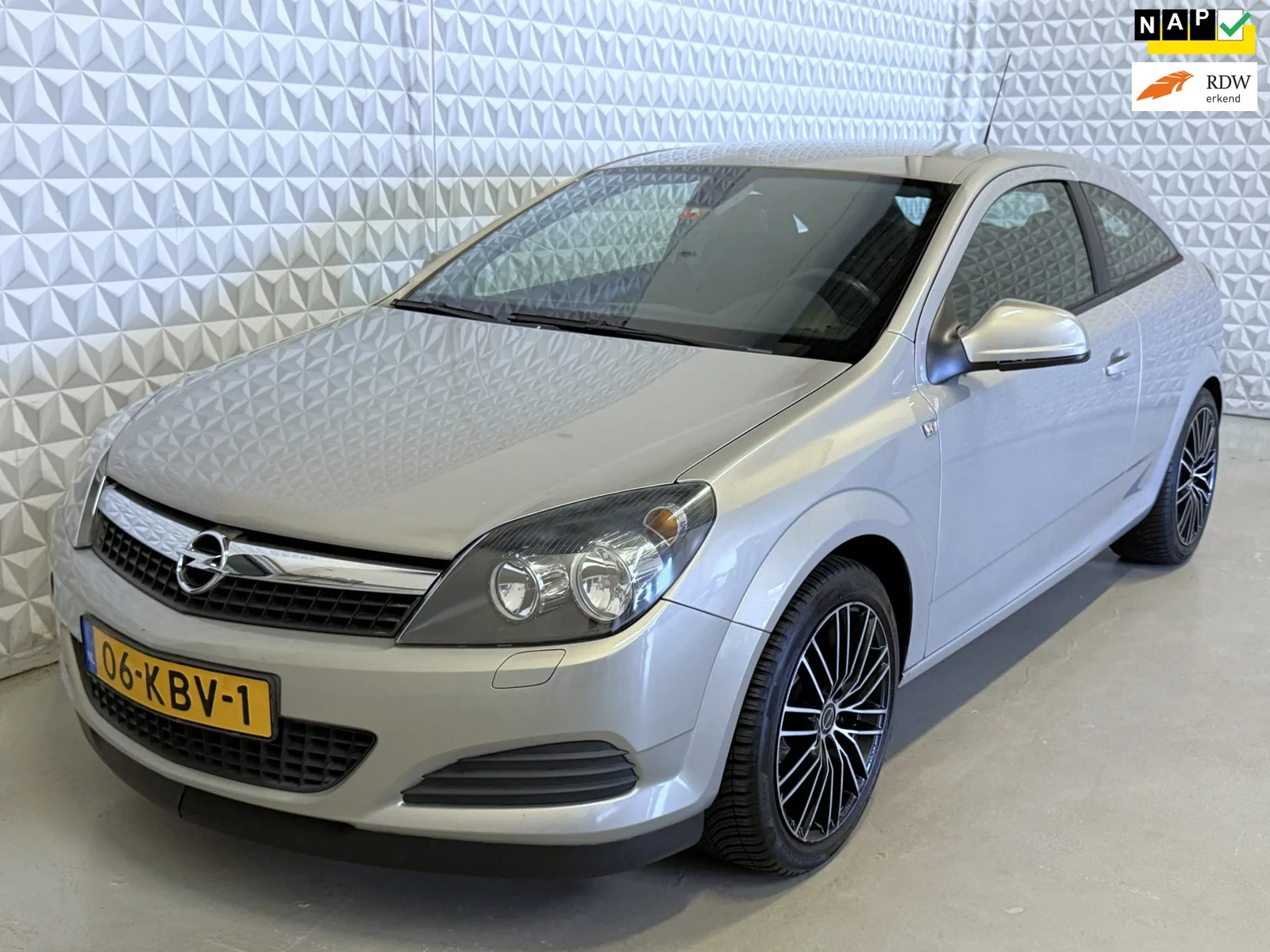 Opel Astra GTC (2009) — foto 1