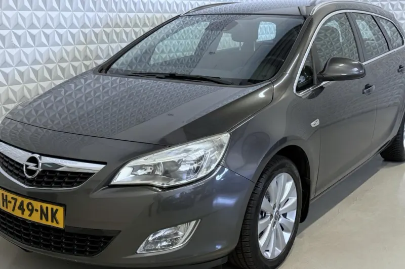 Opel Astra (2011)
