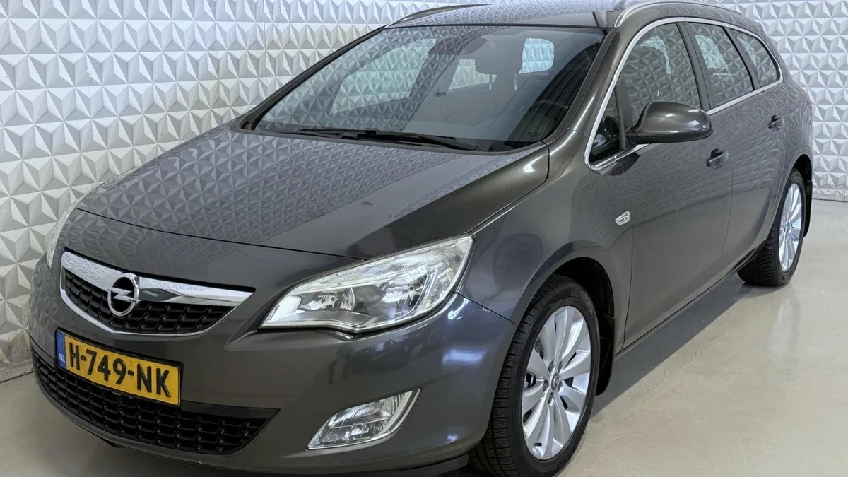 Opel Astra (2011) — foto 1