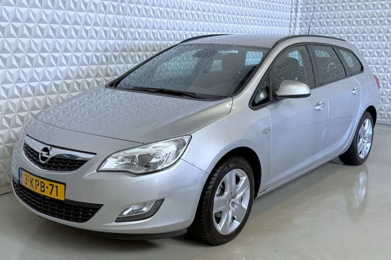 Opel Astra (2011)