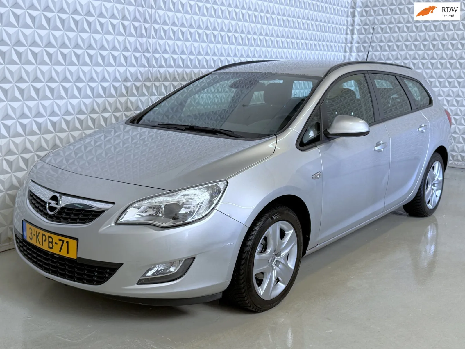 Opel Astra (2011) — foto 1