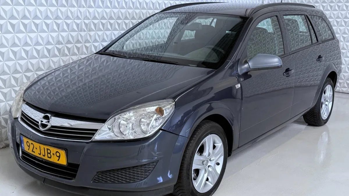 Opel Astra (2009) — foto 1