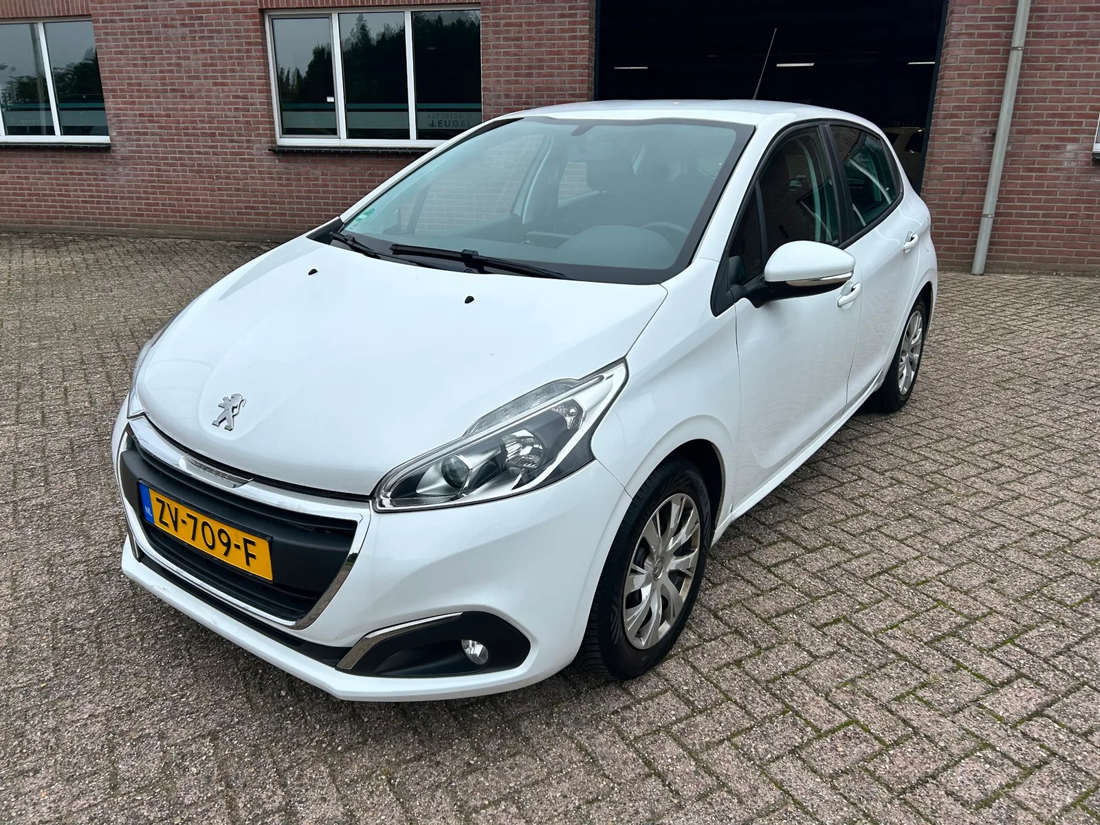 Peugeot 208 (2016) — foto 1