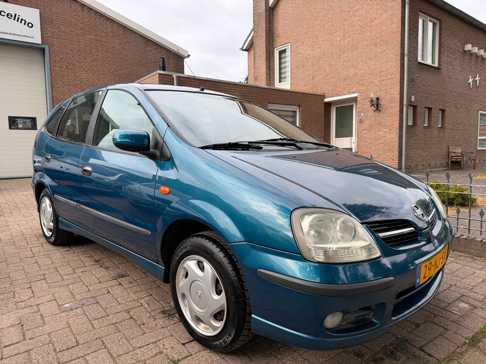 Nissan Almera Tino (2003) — foto 1