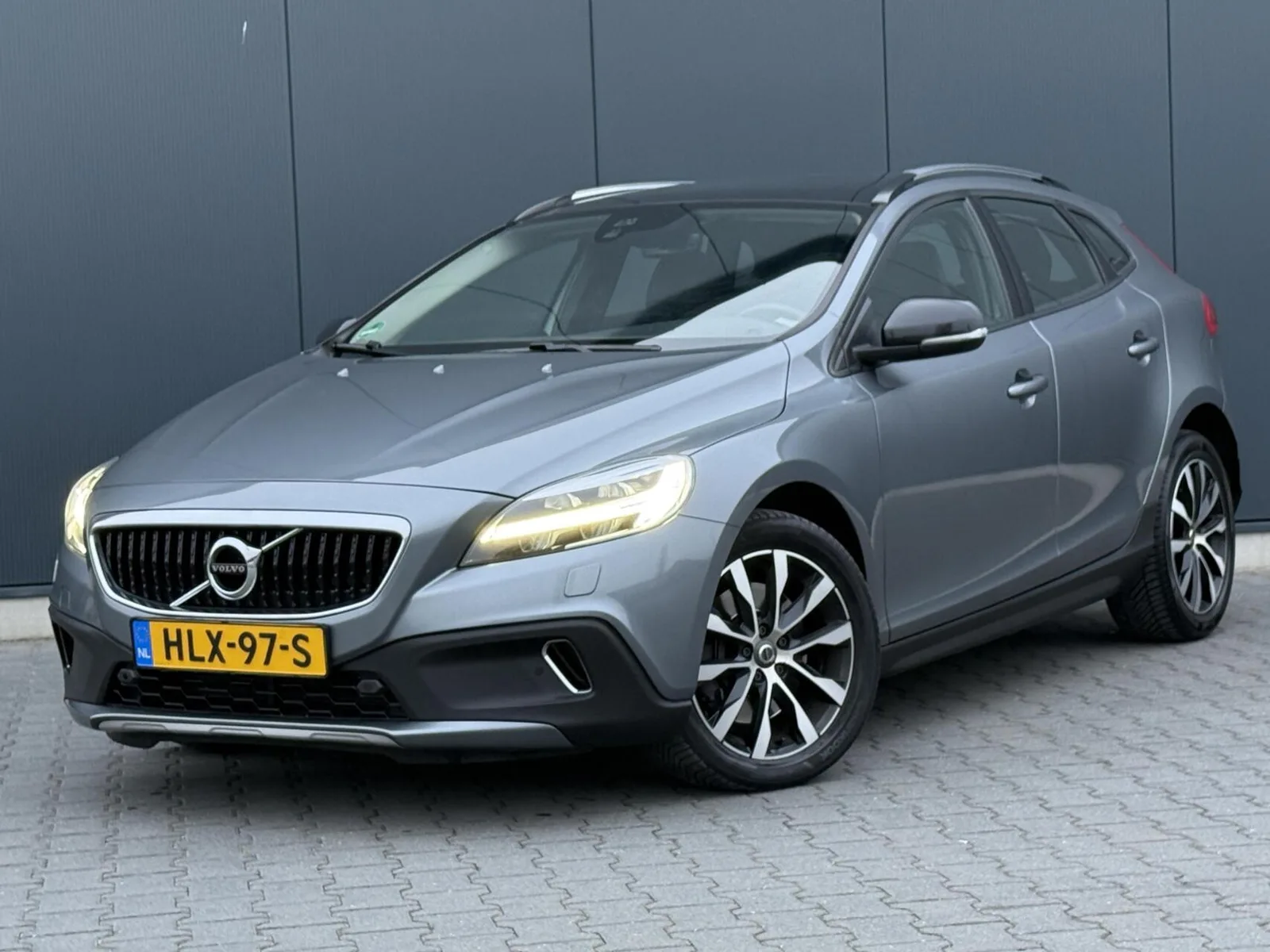 Volvo V40 (2019) — foto 1