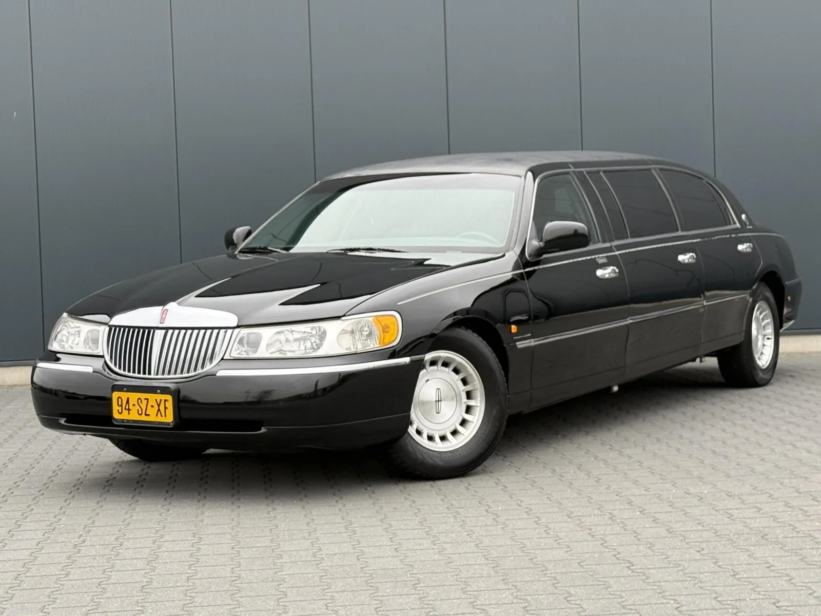 Lincoln Town (1999) — foto 1