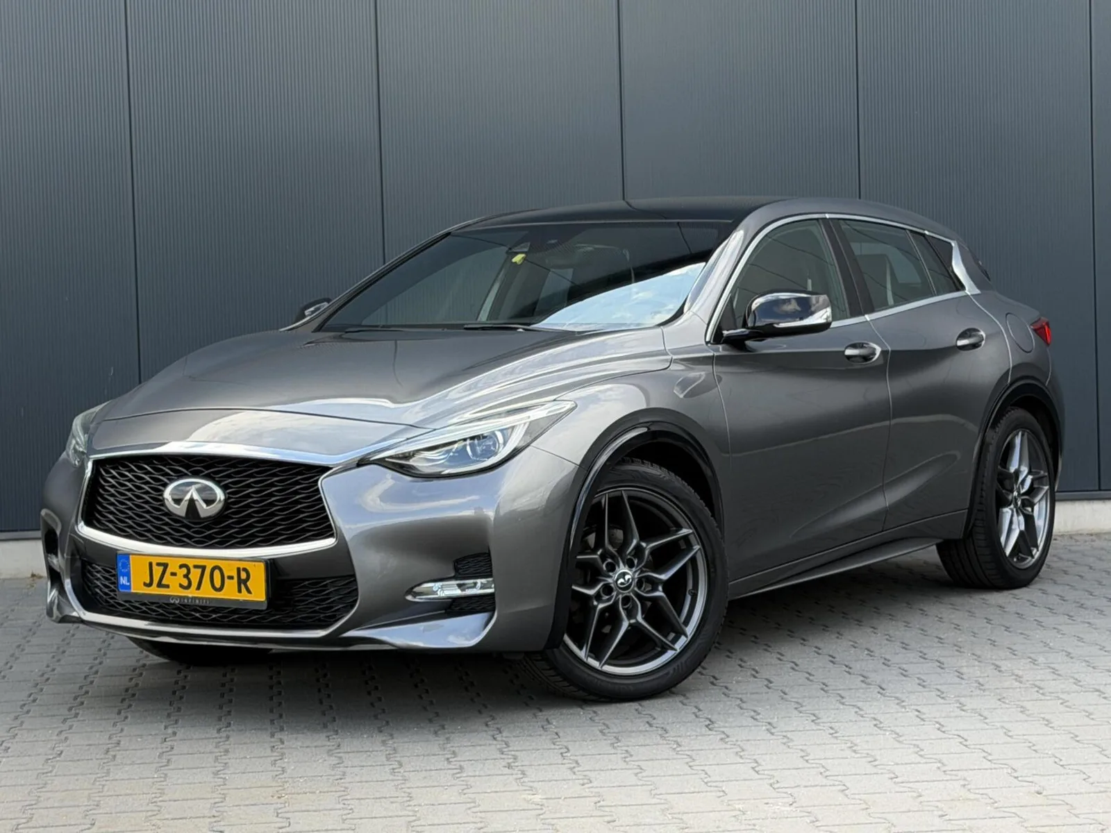 Infiniti Q30S (2016) — foto 1