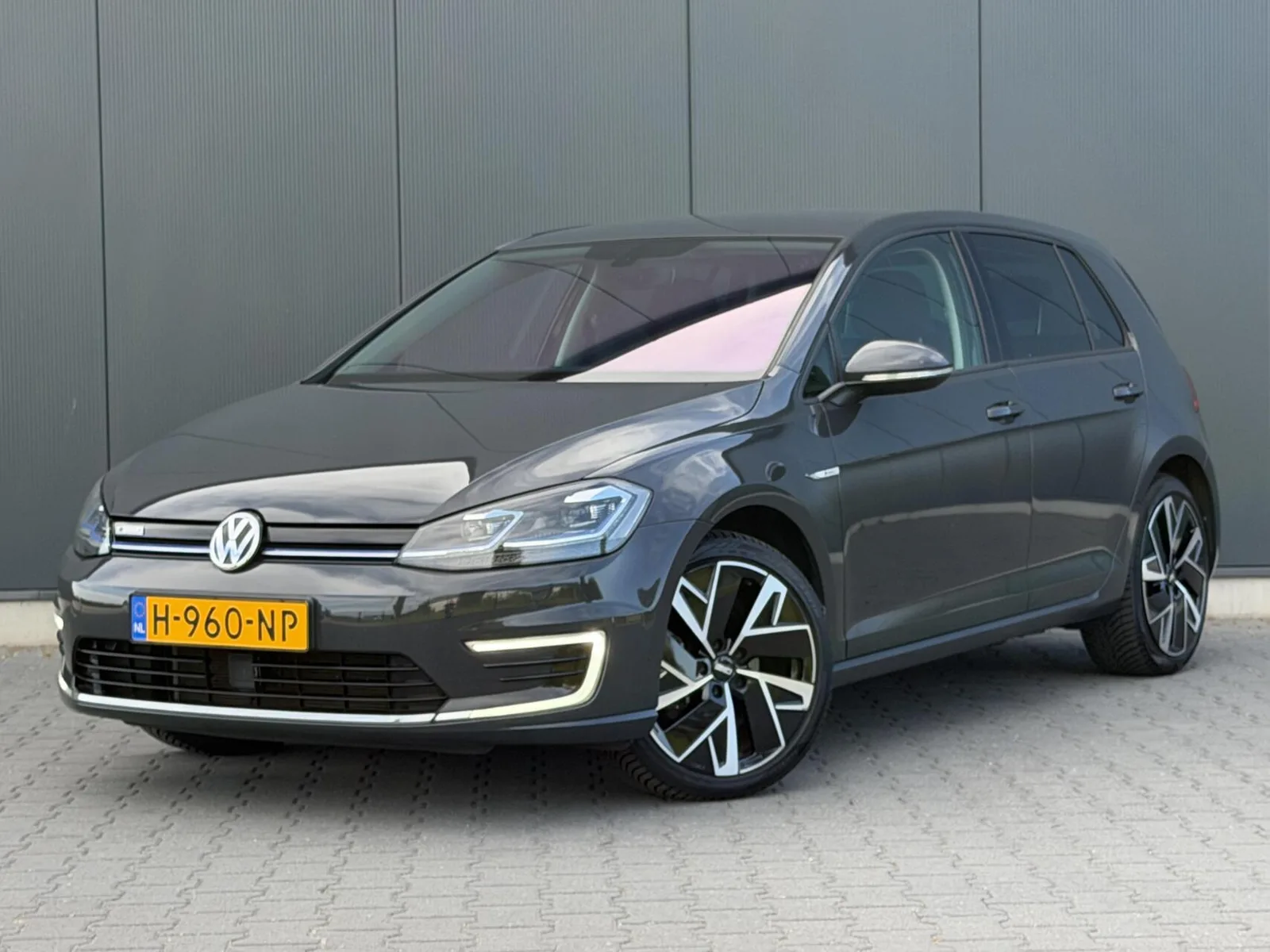 Volkswagen E-Golf (2020) — foto 1