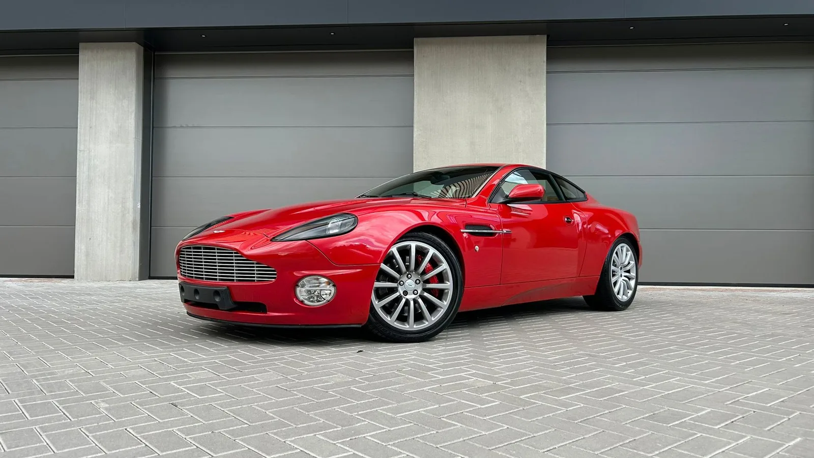 Aston Martin V12 (2003) — foto 1