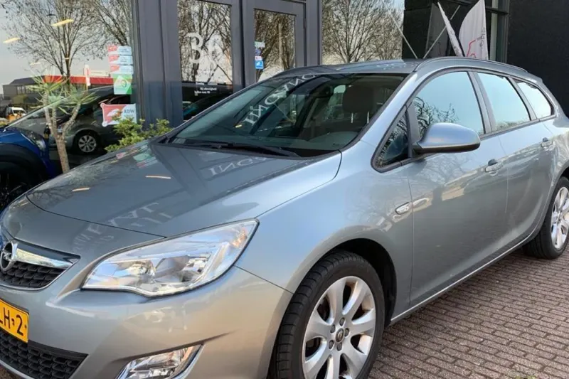 Opel Astra Sports Tourer (2012)