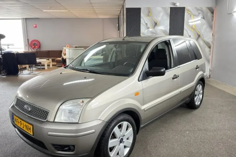 Ford Fusion (2004)