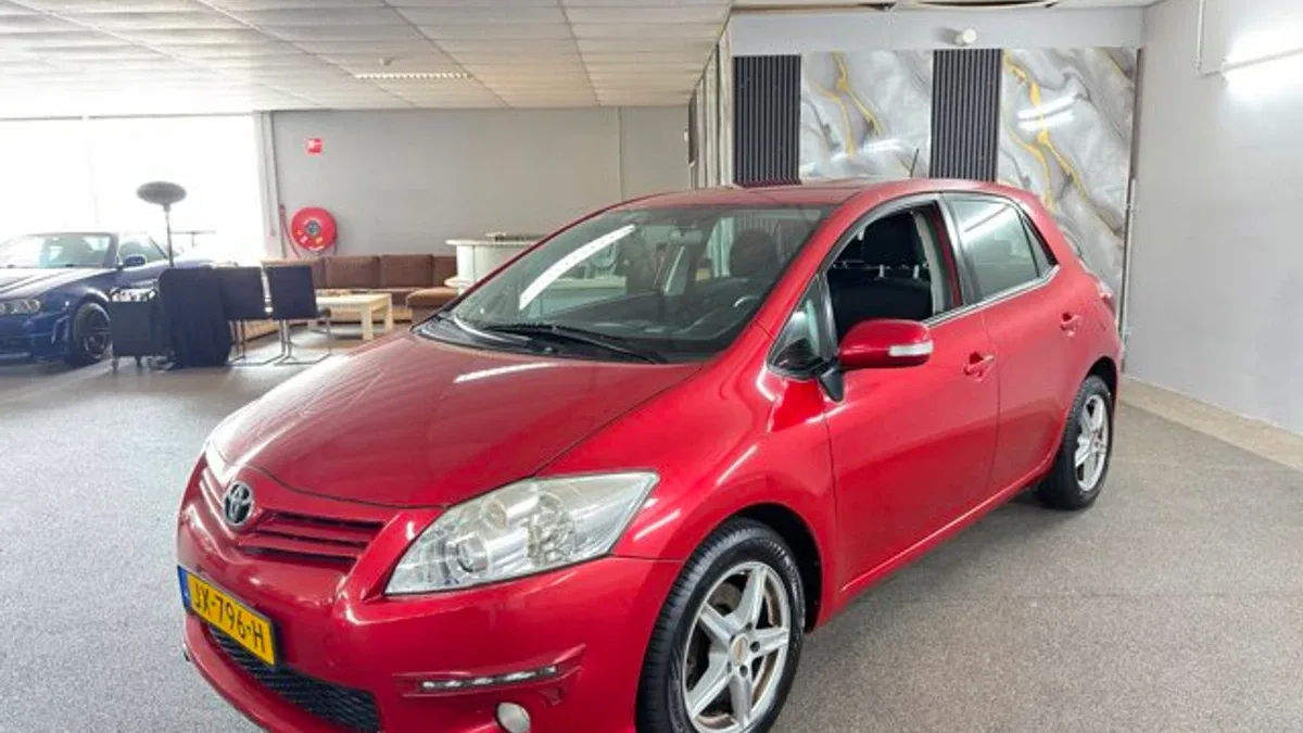 Toyota Auris (2011) — foto 1