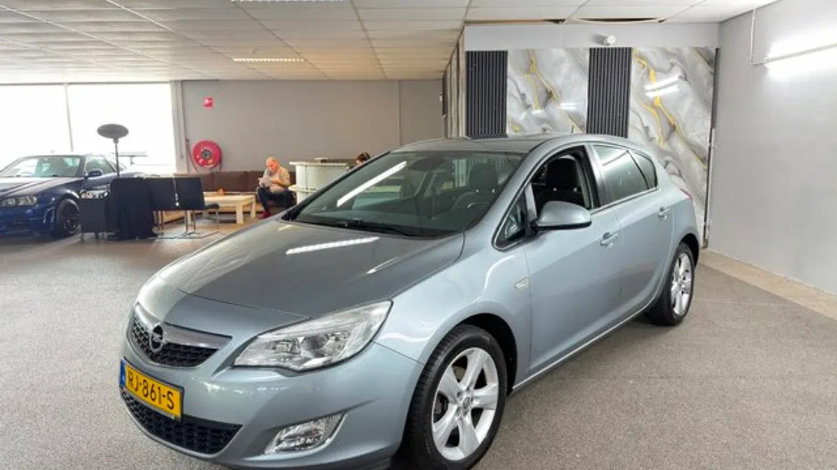Opel Astra (2011) — foto 1