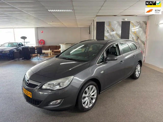 Opel Astra Sports Tourer (2012) — foto 1