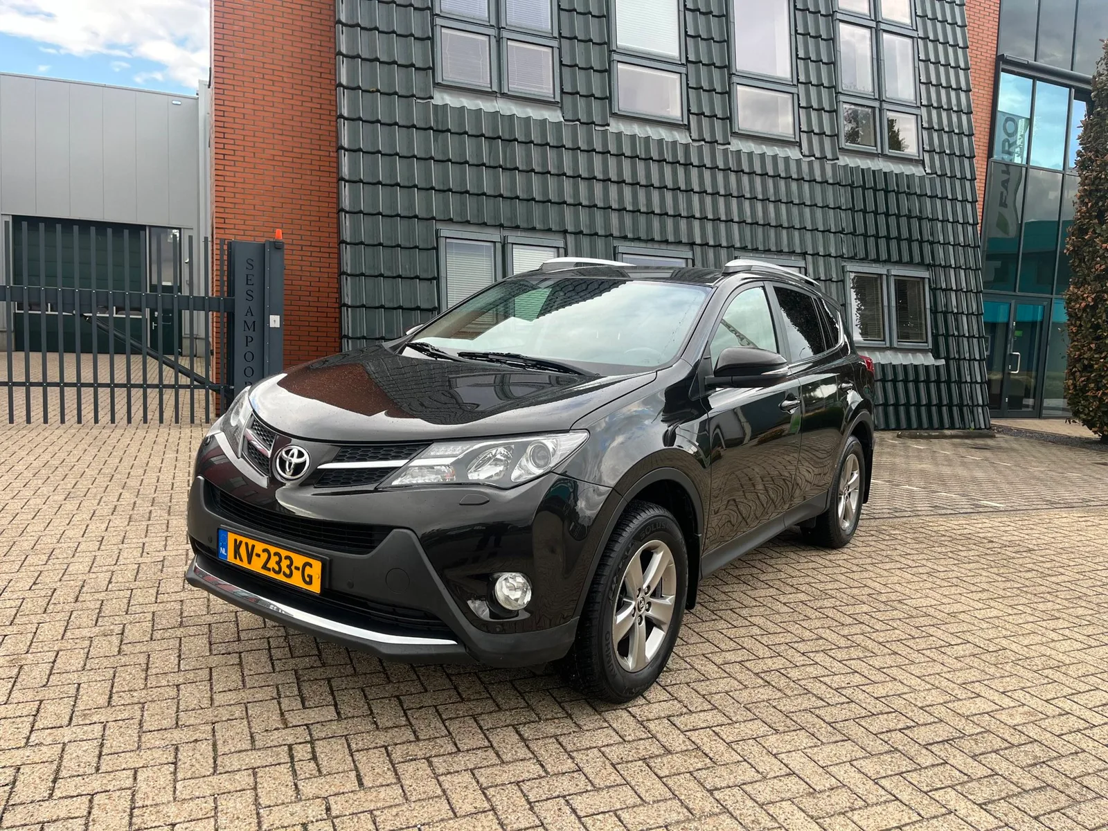 Toyota RAV4 (2015) — foto 1