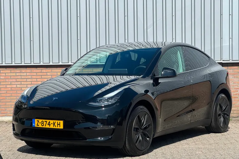 Tesla Model Y (2024)