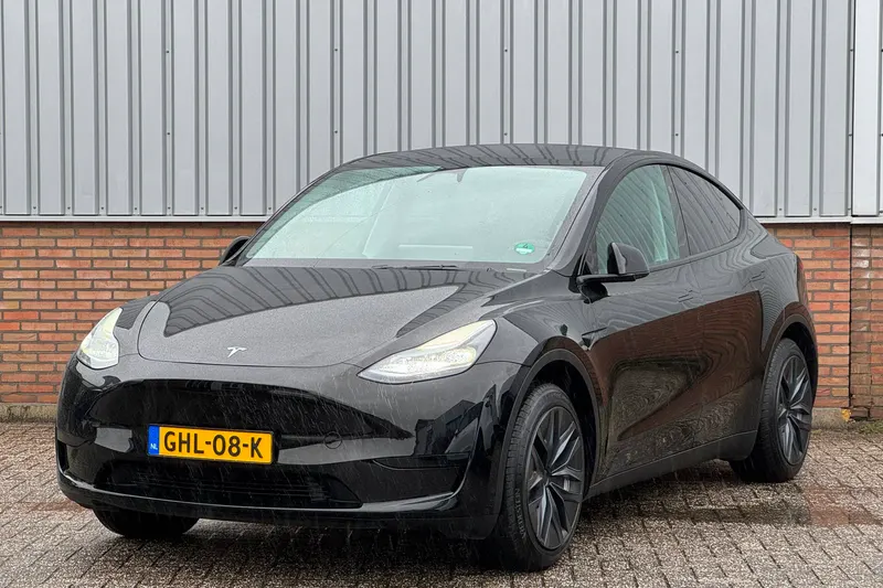 Tesla Model Y (2024)