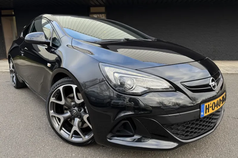 Opel Astra GTC (2012)